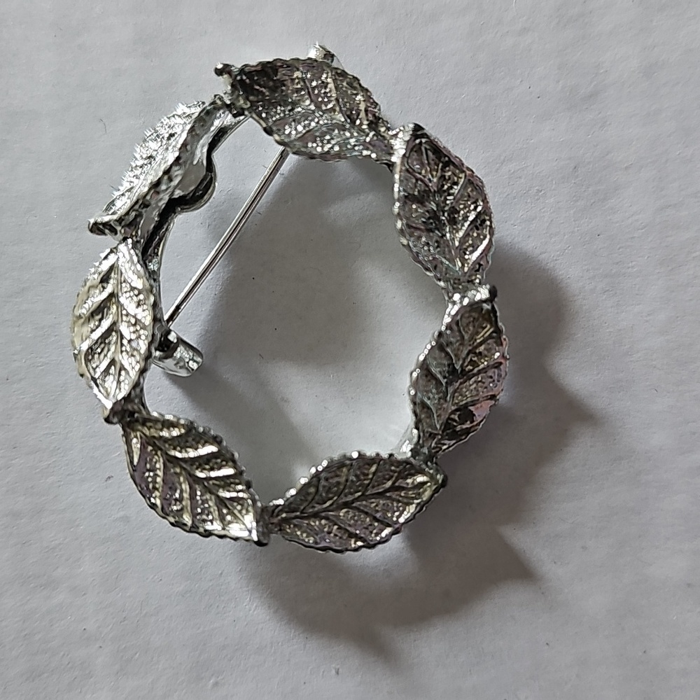 Elegant Vintage Silver Leaf Brooch